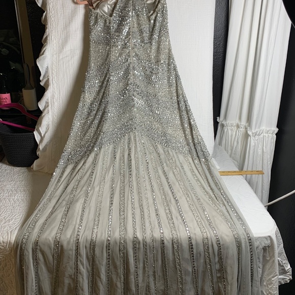 Aidan Mattox US sz 4 formal gown prom, banquet silver sequins flowy and elegant - Picture 9 of 16